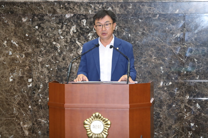 이천시의회(의장 박명서) 김하식 의원이 9월 4일 열린 제248회 임시회 본회의에서 5분 자유발언을 하고있다. 사진=이천시의회