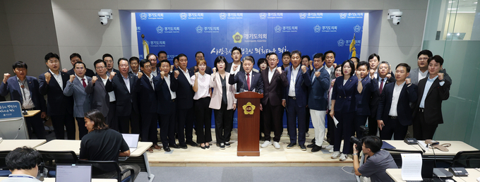 경기도의회 국민의힘 의원들이" K-컬처밸리 둘러싼 혼란 막으려면 도지사가 직접 해결하라!"고 외치고있다.