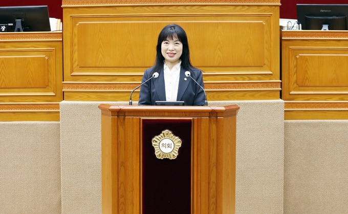 더불어민주당 장경술(비례대표) 의원이 5분 자유발언을 통해 교통약자를 위한 보행 편의시설 개선의 필요성을 제기하고있다. 사진=안양시의회