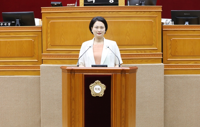 안양시의회(의장 박준모) 장명희 의원(더불어민주당)이 제296회 임시회 제2차 본회의에서 5분 발언을 하고있다. 사진=안양시의회
