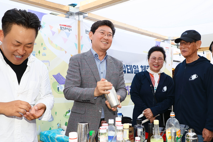 이상일 용인특례시장이 5일 신갈동행정복지센터 일대에서 열린 신갈오거리 도시재생사업 거리축제에 마련된 부스를 체험하고, 시민과 소통했다
