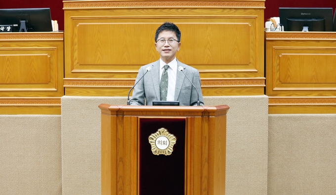 안양시의회 허원구 의원(비산 1, 2, 3동·부흥동)이 5분 발언을 하고있다. 사진=안양시의회