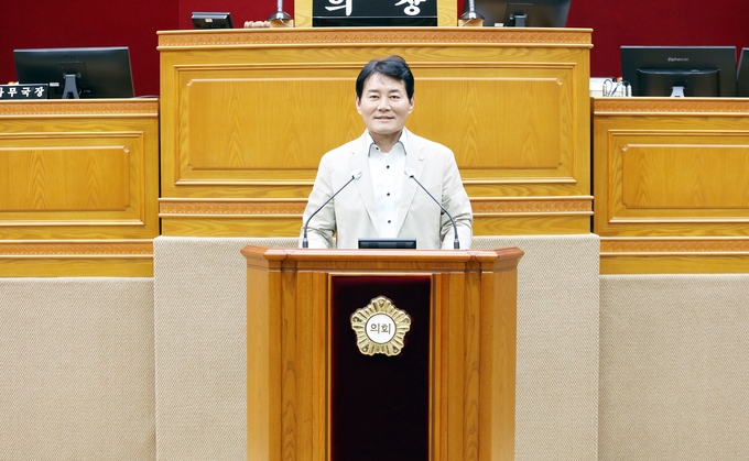 안양시의회 정완기 의원(국민의힘, 안양6·7·8동)이 17일 제 296회 임시회 제2차 본회의에서 5분 발언을 하고있다. 사진=안양시의회