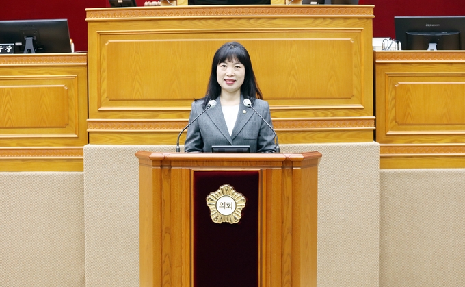 안양시의회 장경술 의원(더불어민주당, 비례대표)이 17일 제 296회 임시회 제2차 본회의에서 5분 발언을 하고있다.