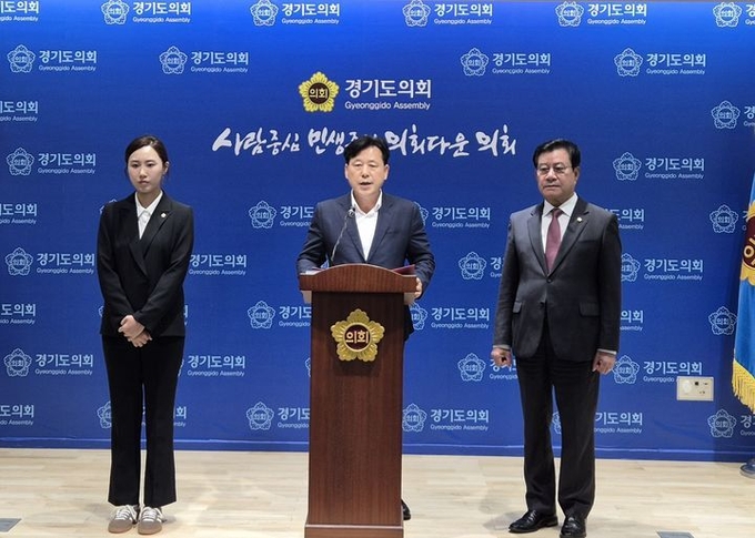 국민의힘 박재순 경기도당 수석대변인, 이상복·조미선 오산시의회 의원은 24일 오후 도의회 브리핑룸에서 기자회견을 하고있다.
