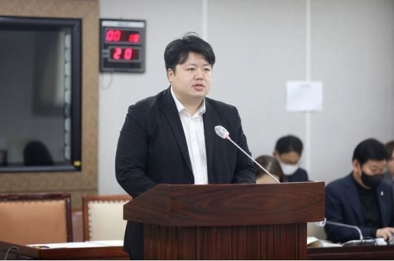 18일 수원시의회 제388회 제2차 정례회에서 배지환 의원 (매탄1·2·3·4동)이 5분 자유발언을 하고있다. 사진=수원시의회