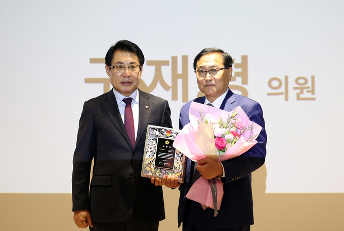 성남시의회 구재평 의원(산성동·양지동·복정동·위례동)이 경기동부권시군의장협의회 의정활동 최우수의원으로 선정되었다. (오른쪽)