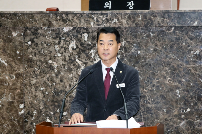 이천시의회 제250회 정례회에서 김재국 운영위원장이 5분 발언을 하고있다. 사진=이천시의회