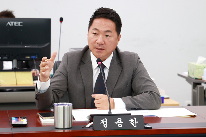성남시의회 정용한 의원(정자·금곡·구미1동)이 제298회 정례회 경제환경위원회 행정사무감사에서 질의를 하고있다. 사진=성남시의회