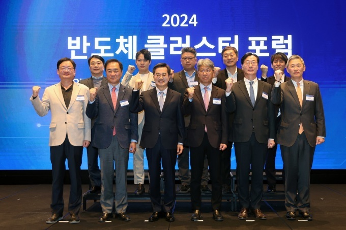김동연 경기도지사가 ‘정치적 불확실성 해소’와 ‘경제 살리기’라는 투트랙에 모두 앞장서겠다는 입장을 판교에서 열린 중앙일보S의 ‘반도체 클러스터 포럼’에서 밝혔다. 사진=경기도