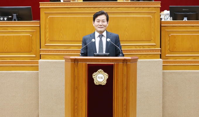 안양시의회 제298회 임시회에서 정완기 도시건설위원장(국민의힘)이 5분 자유발언을 하고있다. 사진=안양시의회