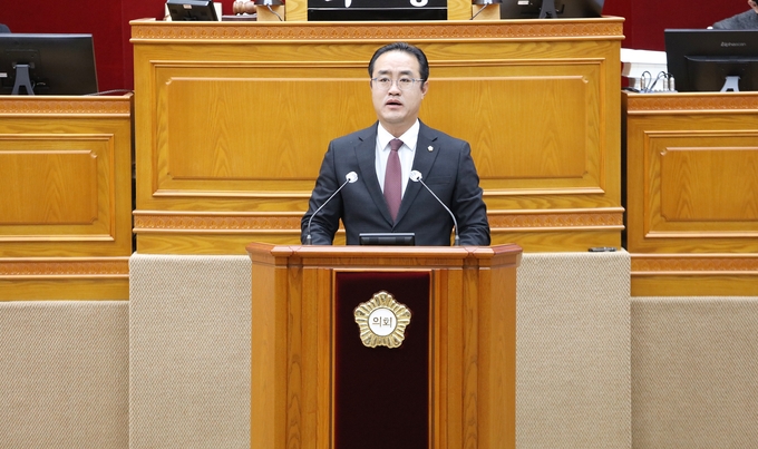 안양시의회 제298회 임시회에서 강익수(국민의힘, 호계1.2.3동 및 신촌동)의원이 5분 자유발언을 하고있다. 사진=안양시의회