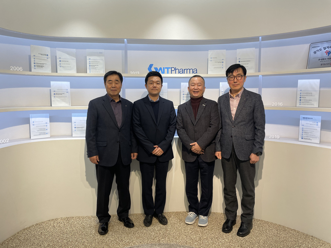  (왼쪽부터) 김홍동 진흥원장_ 김대용 지엔티파마 이사_ 신대현 지엔티파마 실장_ 권현석 진흥원본부장