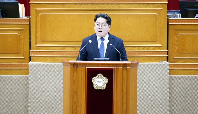 안양시의회 채진기 의원이 제300회 임시회 제1차 본회의에서 5분 자유발언을 하고있다. 사진=안양시의회