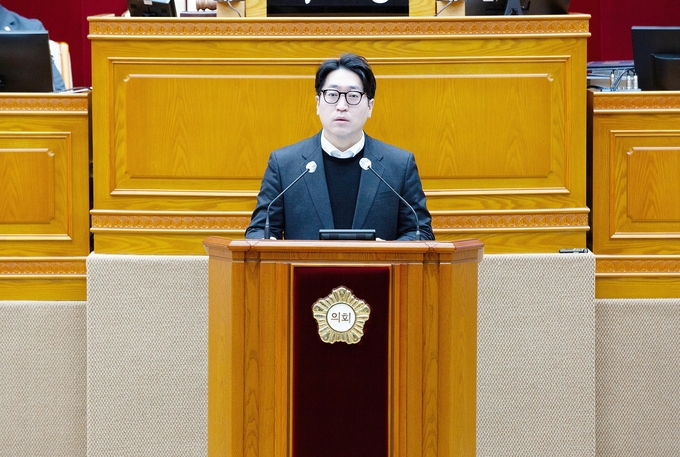 안양시의회 김도현 의원(평촌, 평안, 귀인, 범계, 갈산동)이 제300회 임시회에서 5분 자유발언을 하고있다. 사진=안양시의회