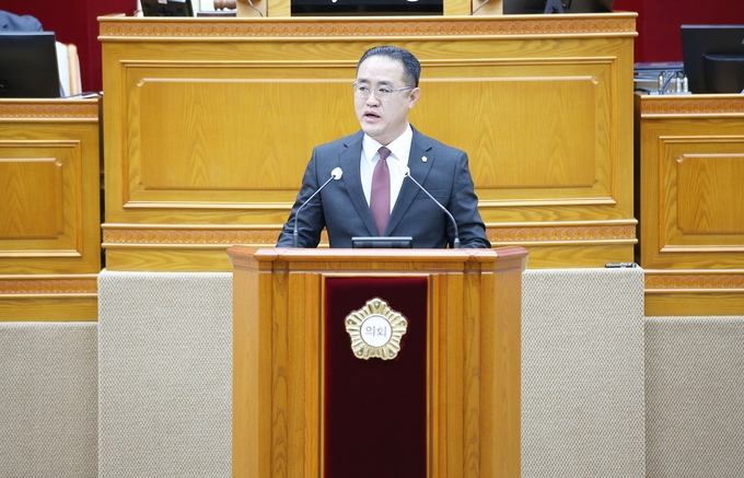 안양시의회 강익수 의원(국민의힘, 호계1·2·3동, 신촌동)이 제300회 임시회 제1차 본회의에서 5분 자유발언을 하고있다. 사진=안양시의회