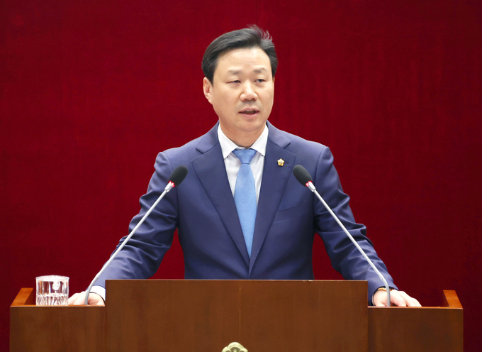 성남시의회 더불어민주당 이준배 대표의원이 임시회에서 대표연설을 하고있다. 사진=성남시의회