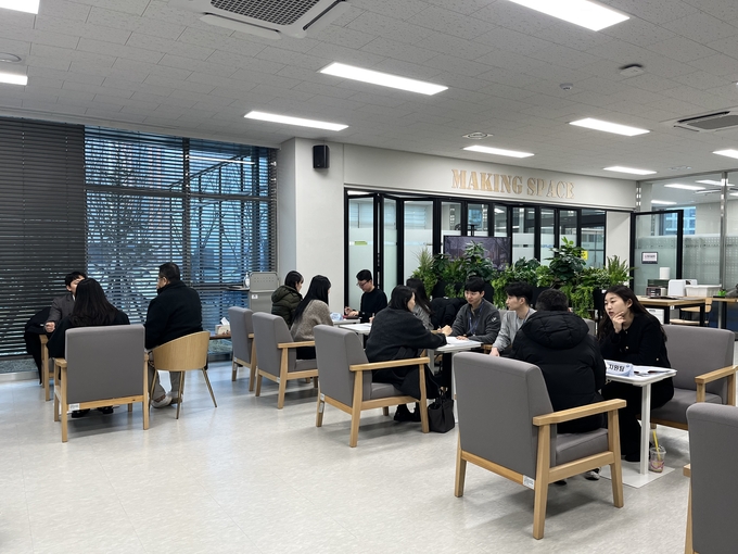 1대1 상담창구에서 각 분야별 상담을 진행하고 있다