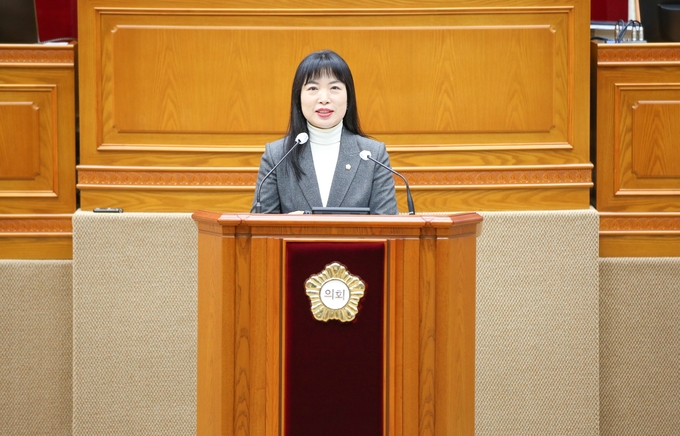 안양시의회 장경술 의원(더불어민주당 비례대표)이 12일 열린 제300회 안양시의회 임시회 제2차 본회의에서 5분 자유발언을 하고있다. 사진=안양시의회
