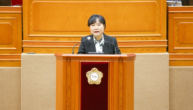 안양시의회 윤경숙 의원은 12일 열린 제300회 안양시의회 임시회 제2차 본회의에서 5분 자유발언을 하고있다. 사진=안양시의회