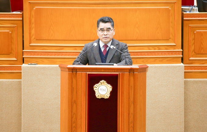 안양시의회 이재현 의원(안 양 2 동 , 박 달 1 . 2 동)은 12일 열린 제300회 안양시의회 임시회 제2차 본회의에서 5분 자유발언을 하고있다. 사진=안양시의회