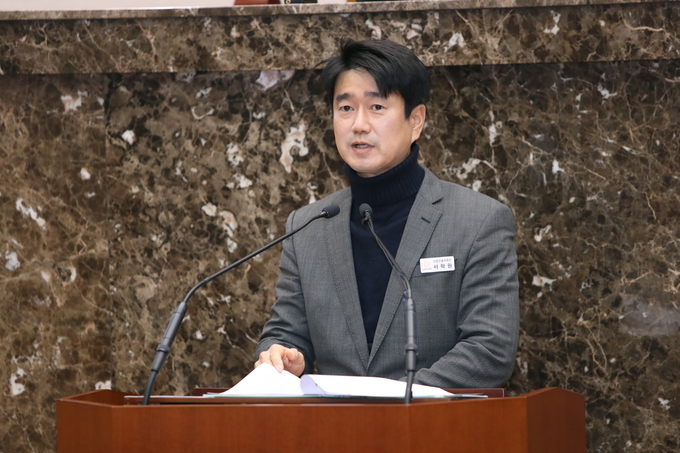 이천시의회(의장 박명서) 산업건설위원장인 서학원 의원이 제251회 임시회 제1차 본회의에서 5분 발언을 하고있다. 사진=이천시의회