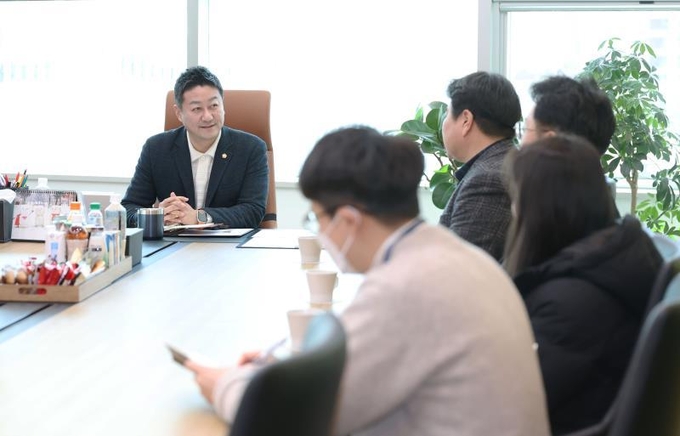 경기도의회 양우식 위원장 홍보비 발언 "유감" 표명에도 논란 지속… 김진경 의장, 일부 기자들의 정치 개입 논란에도 ‘침묵’ 사진=경기도의회 홈페이지 사진 캡쳐 (김진경 의장과 언론사 차담회)