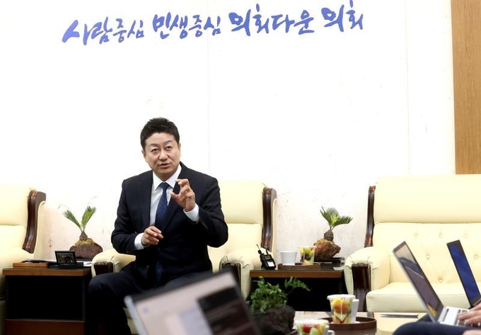 최종 결재권자인 김진경 의장의 리더십과 역할론에 대한 불만이 제기되고 있으며 의장 중심의 협치 기조가 흔들릴 수 있다는 우려가 커지고 있다. 사진=경기도의회 홈페이지 사진캡쳐