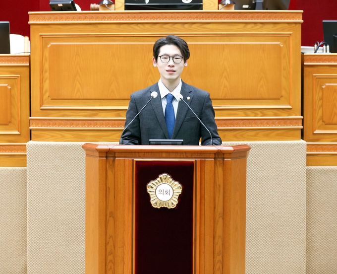 안양시의회 이동훈 의원(비산1˙2˙3동, 부흥동)이 제301회 임시회 제2차 본회의에서 5분 발언을 하고있다. 사진=안양시의회