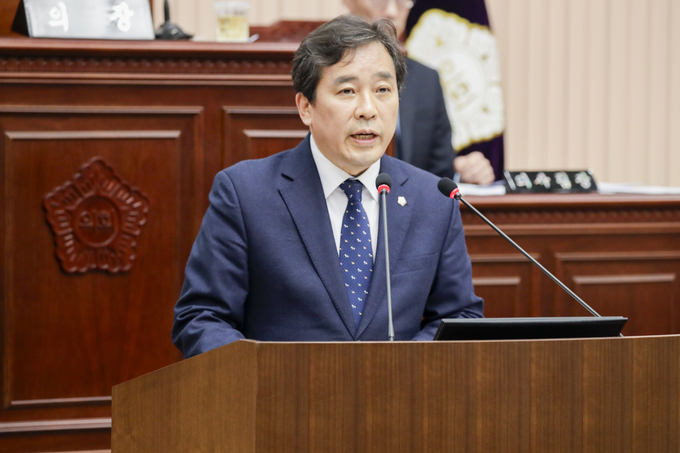 권봉수 의원이 제347회 구리시의회 임시회 제2차 본회의.에서 시정 질문을 하고있다. 사진=구리시의회