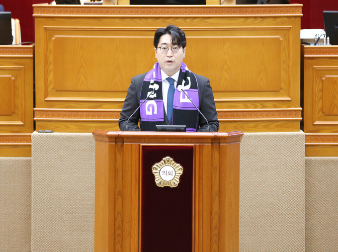 안양시의회 김도현 의원(평촌, 평안, 귀인, 범계, 갈산동, 더불어민주당)이 제302회 임시회 제2차 본회의에서 5분 자유발언을 하고있다. 사진=안양시의회