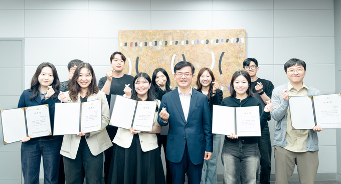 성남문화재단보드Y구성원들이 윤정국 대표이사와 기념촬영을 하고 있다.
