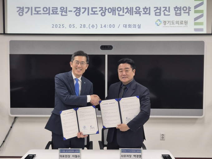 이필수의료원장,우)백경열사무처장.<br>
