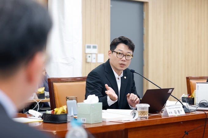 김용현 의원이 구리시 교통행정과를 대상으로 교통안전 정책에 대해 질의하고있다. 사진=구리시의회