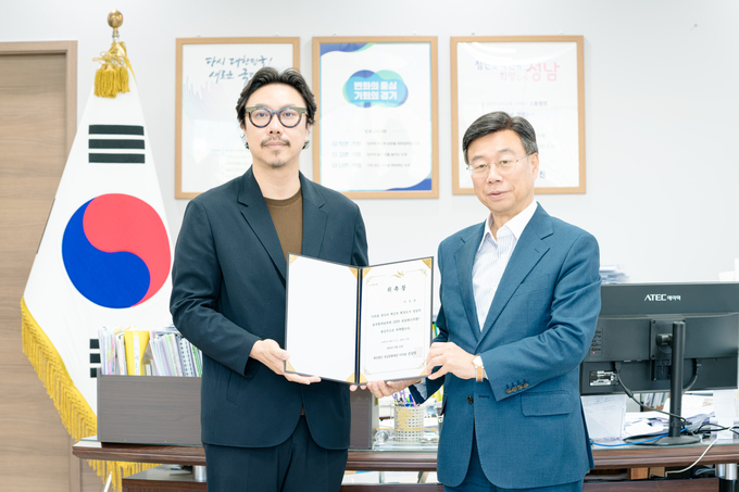 신상진 성남문화재단 이사장(사진 오른쪽)이 이진준 2025 성남페스티벌 총감독(사진 왼쪽)에게 위촉장을 수여하고 있다 