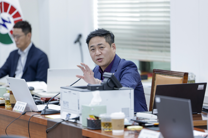 구리시의회 정은철 의원이 구리아트홀 재단 개혁 및 종량제 봉투 홍보를 촉구하고있다. 사진=구리시의회