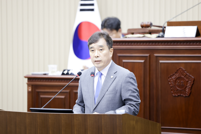  제350회 정례회에서 시정질문을 하고있는 권봉수 의원