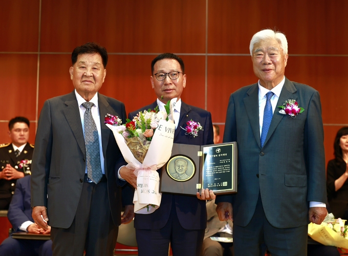 정흥범 화성시의회 부의장(가운데), ‘제32회 경기일보 공직대상’ 자치의정대상 수상