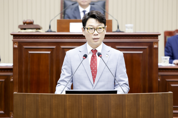 구리시의회 김용현 의원(국민의힘)이 대표 발의한 「구리시 현수막의 친환경 소재 사용 및 재활용 활성화 조례안」과 「구리시 소상공인 지원 조례 일부개정조례안」이 제350회 제1차 정례회 제3차 본회의에서 최종 의결됐다. 사진=구리시의회