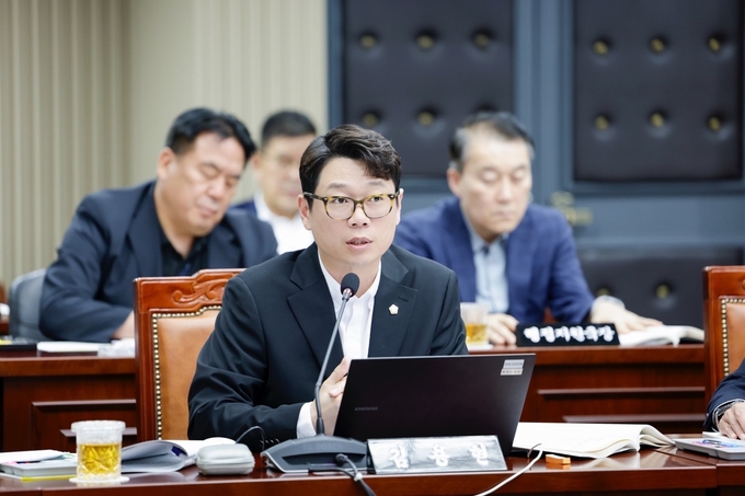 구리시의회 김용현 의원(국민의힘)은 지난 26일 본회의장에서 시정 질문을 하고있다. 사진=구리시의회