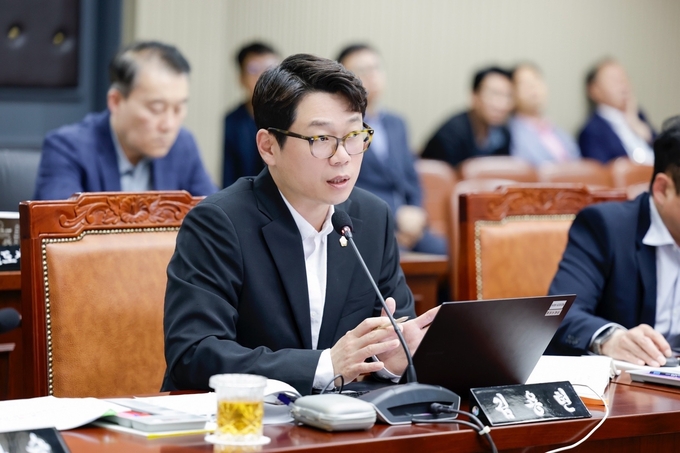 구리시의회 제1차 정례회 시정질문에서 김용현 의원(국민의힘)이 구리유통종합시장 내 시민마트(구 엘마트)의 77억 8천만 원 체납 사태에 대해 질의하고 있다. 사진=구리시의회