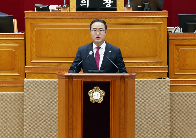 안양시의회 강익수 의원(국민의힘, 호계1·2·3동, 신촌동)이 투표 독려 현수막 사태와 관련해 안양시 행정의 공정성을 정면으로 비판하고 나섰다. 사진=안양시의회
