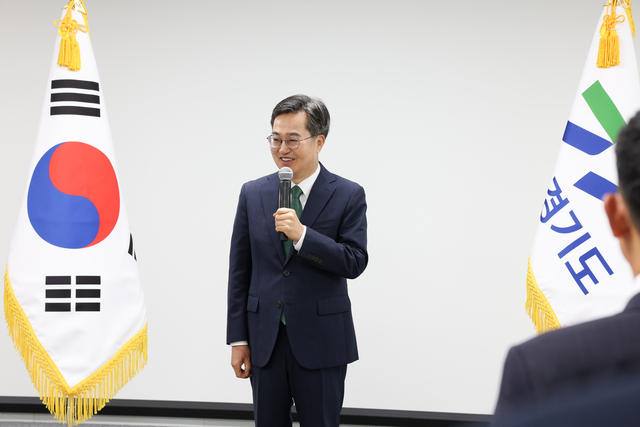 김동연 경기도지사가 도청 실국장 및 부단체장 승진 인사 대상자들에게 임명장을 수여하며 세 가지 메시지를 전달했다. 사진=경기도청