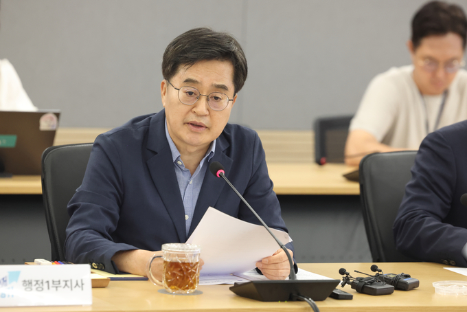 31일 오후 경기도청 서희홀에서 김동연 경기도지사가 한미관세 협상 타결에 따른 경기도 특별지원대책 회의에서 모두발언을 하고 있다. 사진=경기도청
