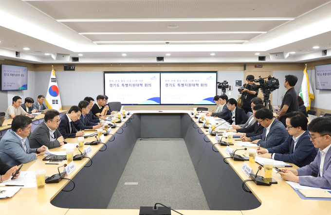 31일 오후 경기도청 서희홀에서 김동연 경기도지사가 김성중 행정1부지사, 고영인 경제부지사 등이 참석한 한미관세 협상 타결에 따른 경기도 특별지원대책 회의를 가졌다. 사진=경기도청