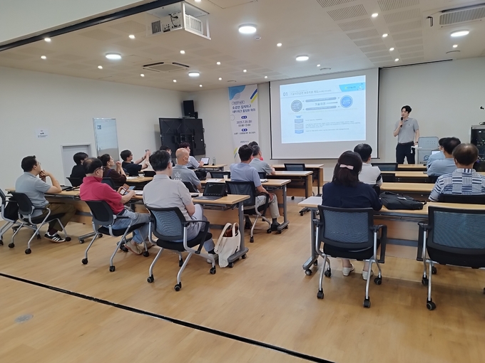 용인 소공인 기업 관계자들이 네트워킹 데이 행사에 참여하고 있다