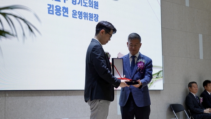 구리시의회 김용현 의원이 지난 9월 1일 서울삼육고등학교로부터 감사패를 수여받았다.