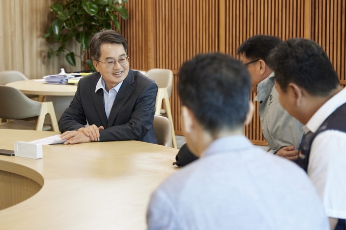 김동연 지사, 극저신용대출 경기도민에 ‘단비’ 역할 확인 사진=경기도청