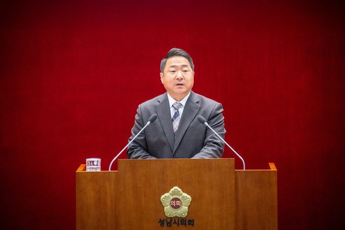  성남시의회 정용한 의원이 17일 열린 제306회 임시회 제1차 본회의에서 5분 자유 발언을 하고있다. 사진=성남시의회