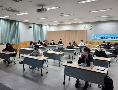 드론 기초 이론 수강 중인 청소년들